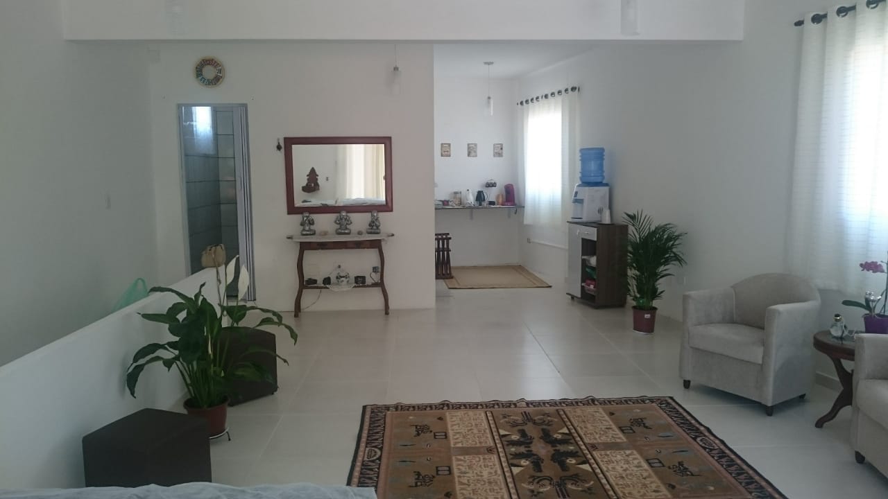 Uma imagem contendo parede, interior, chão, salão;Descrição gerada automaticamente